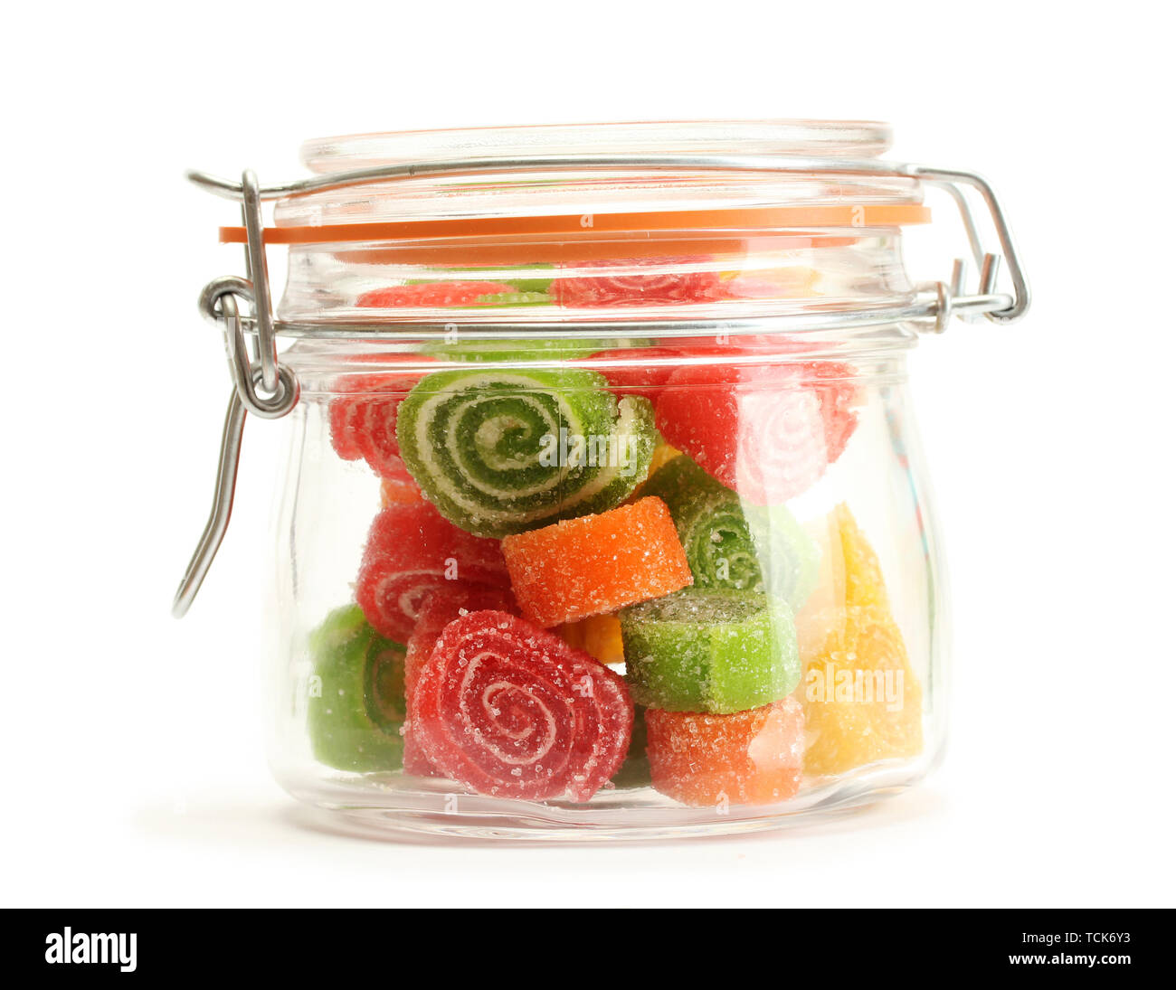 Bunte Jelly Bonbons im Glas isoliert auf weißem Stockfoto