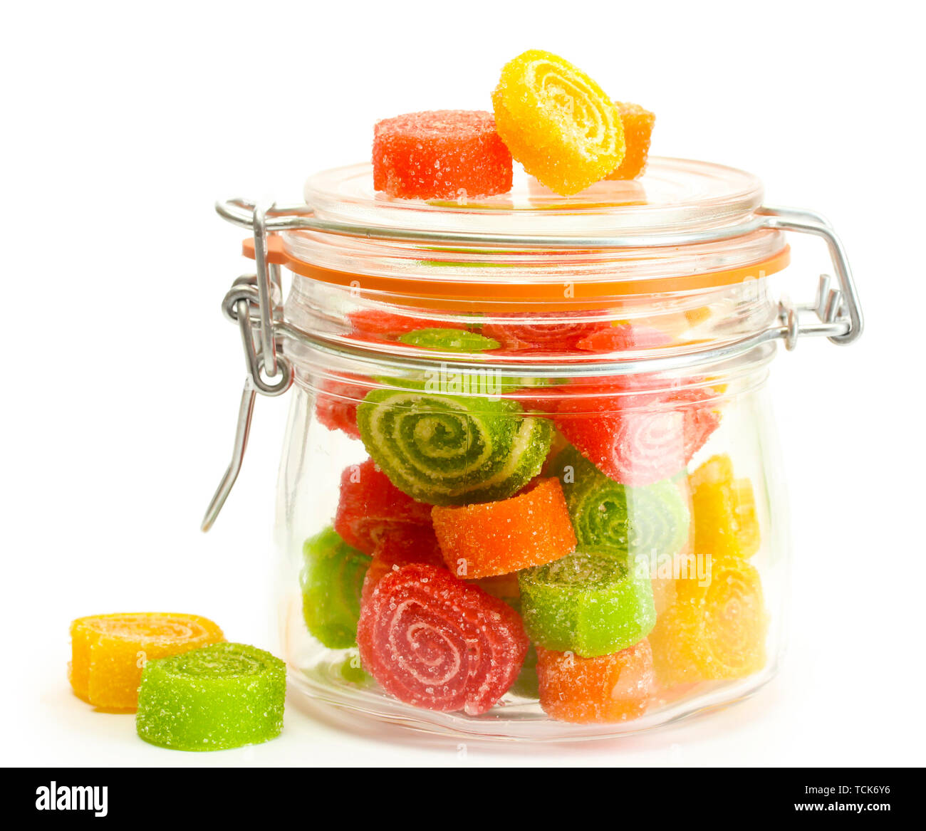 Bunte Jelly Bonbons im Glas isoliert auf weißem Stockfoto