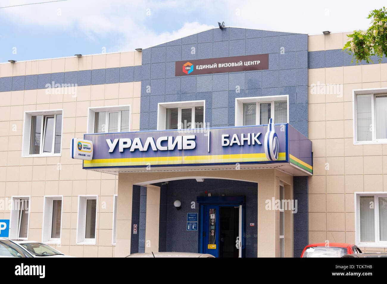 Sochi, Russland - 13. Mai 2019: Schild "Uralsib Bank' und 'Single Visa Application Centre" an der Fassade eines 2-stöckiges Gebäude. Stockfoto
