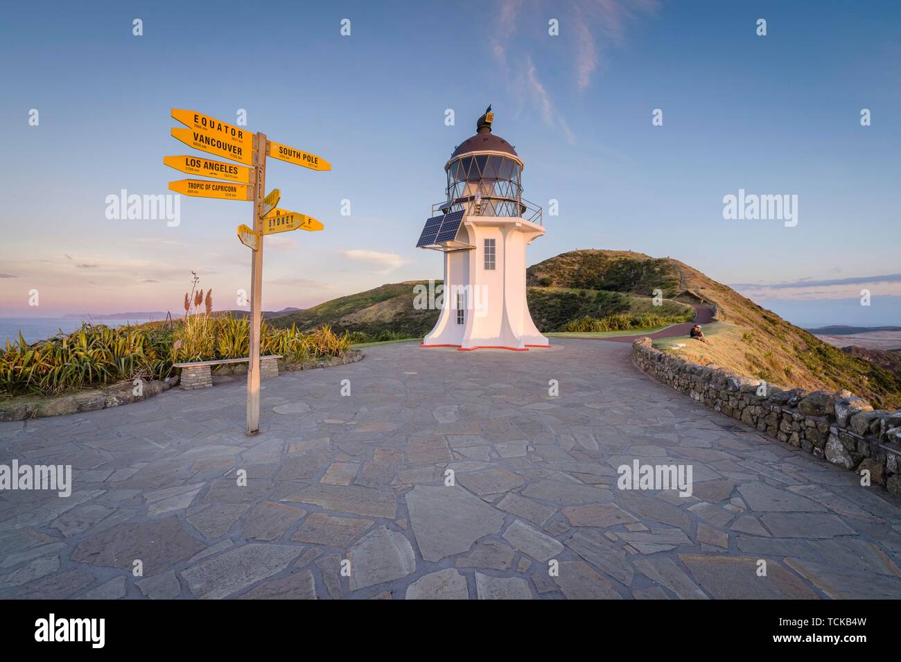 Internationale Wegweiser auf dem Leuchtturm am Cape Reinga in Abendstimmung, weit North District, Northland, North Island, Neuseeland Stockfoto