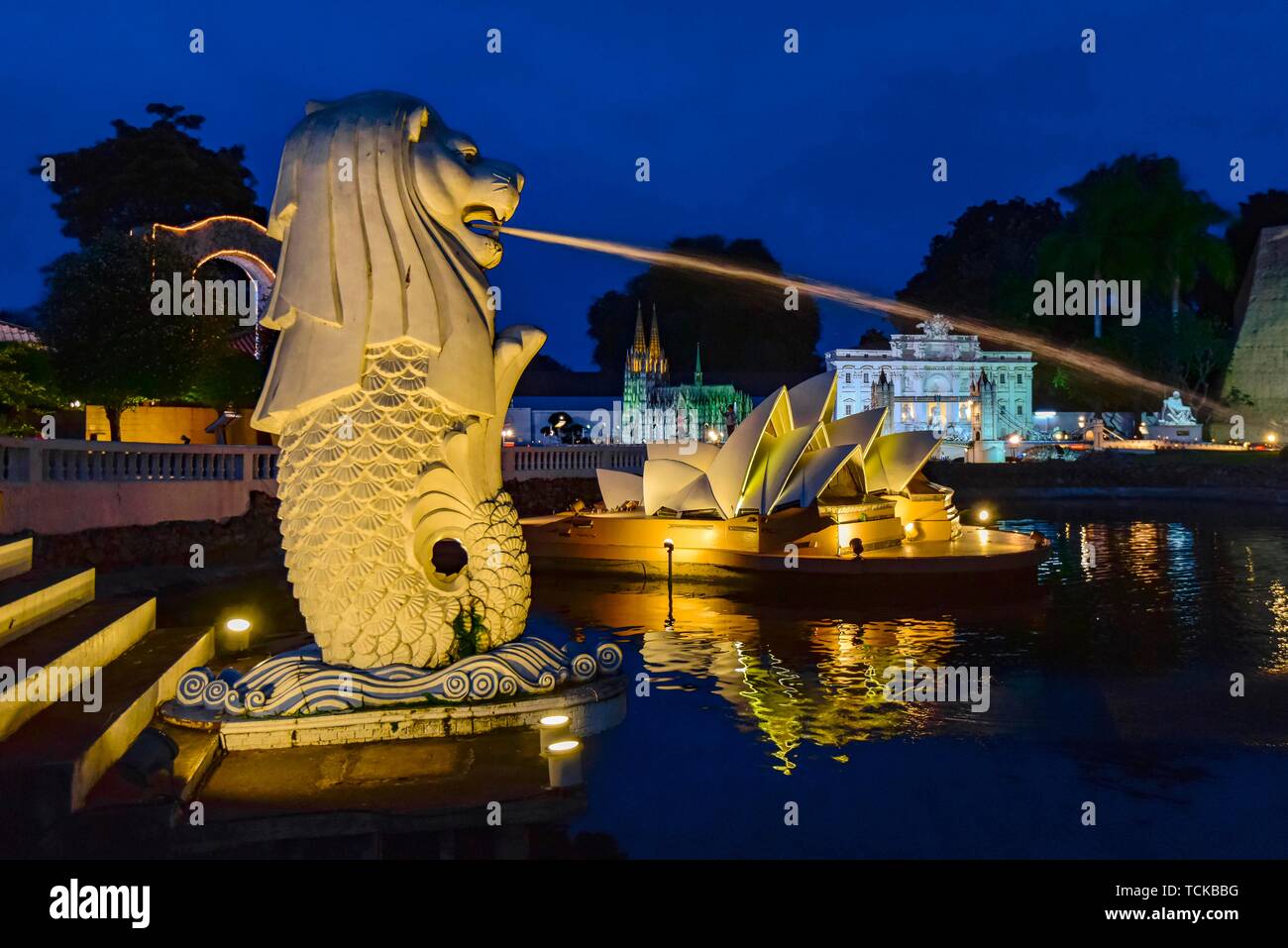 Merlion, der Kölner Dom, die Oper von Sydney und dem Trevi Brunnen entfernt in Mini Siam Pattaya, Thailand Stockfoto