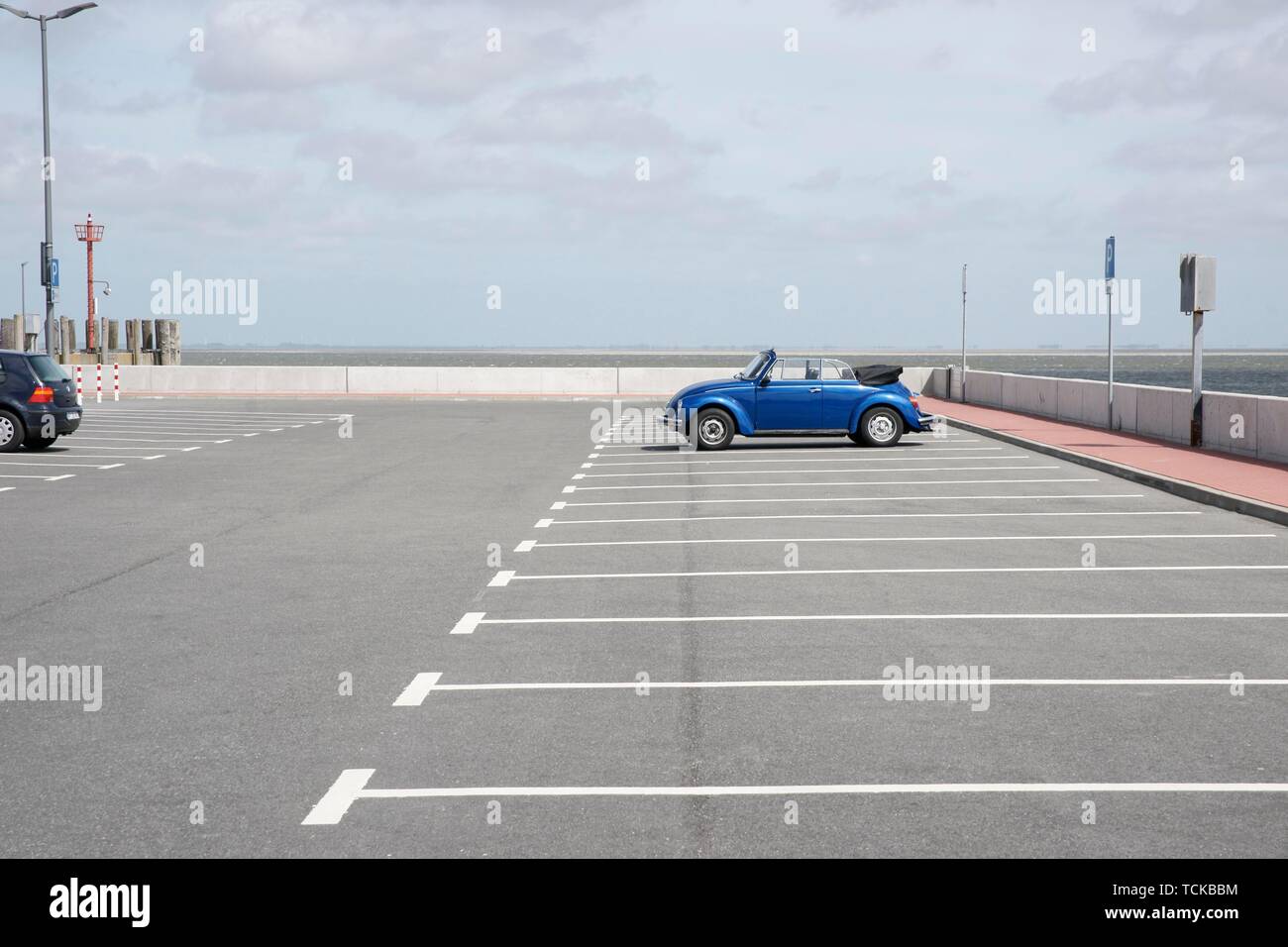 Blue Beetle Cabrio steht im Hafen von Wyk auf Fohr, Nordfriesland, Schleswig-Holstein, Deutschland Stockfoto
