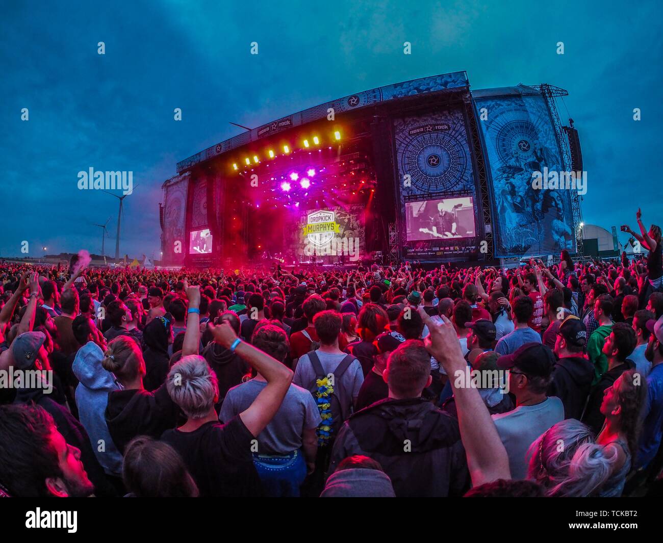 Jubelnde Publikum bei einem Konzert während des Nova Rock Festivals, Nickelsdorf, Burgenland, Österreich Stockfoto