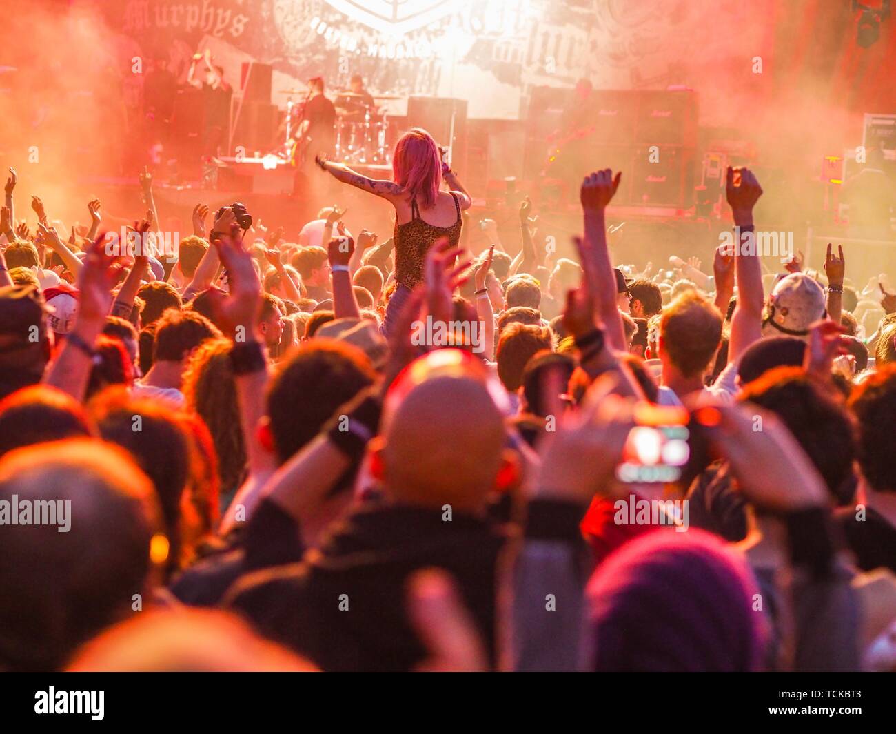 Jubelnde Publikum bei einem Konzert während des Nova Rock Festivals, Nickelsdorf, Burgenland, Österreich Stockfoto