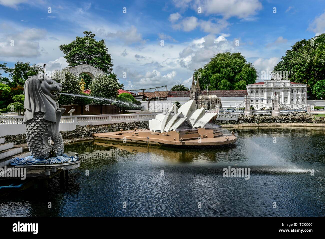 Merlion, Sydney Opera House, der Kölner Dom, und der Trevi-brunnen in Mini Siam Pattaya, Thailand Stockfoto