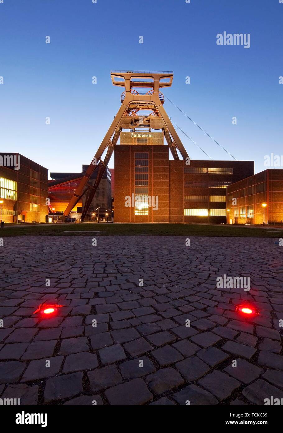 Mit der Zeche Zollverein Förderturm von Schacht XII am Abend, Essen, Ruhrgebiet, Nordrhein-Westfalen, Deutschland Stockfoto