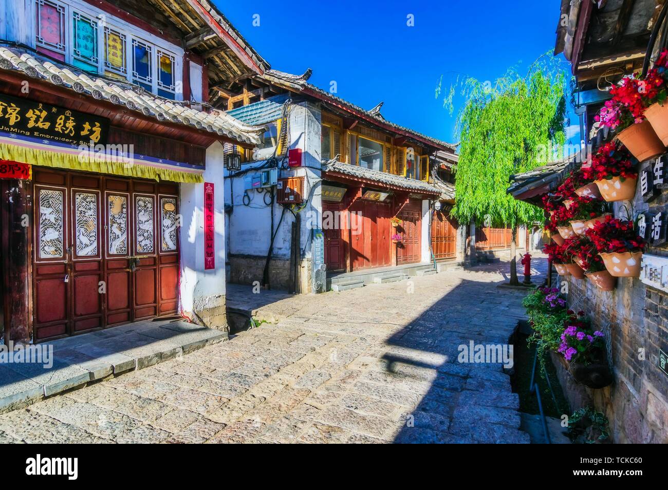 Street View mit traditionellen Häusern, Naxi Minderheit, Lijiang, Yunnan, im Südwesten von China, China Stockfoto