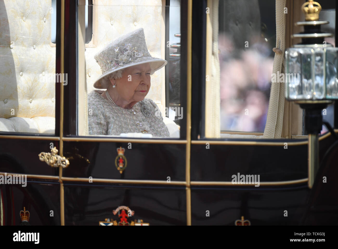 Königin Elizabeth II. ihren Weg vom Buckingham Palace auf Horse Guards Parade in London, vor der die Farbe Zeremonie, als sie ihren offiziellen Geburtstag feiert. Stockfoto