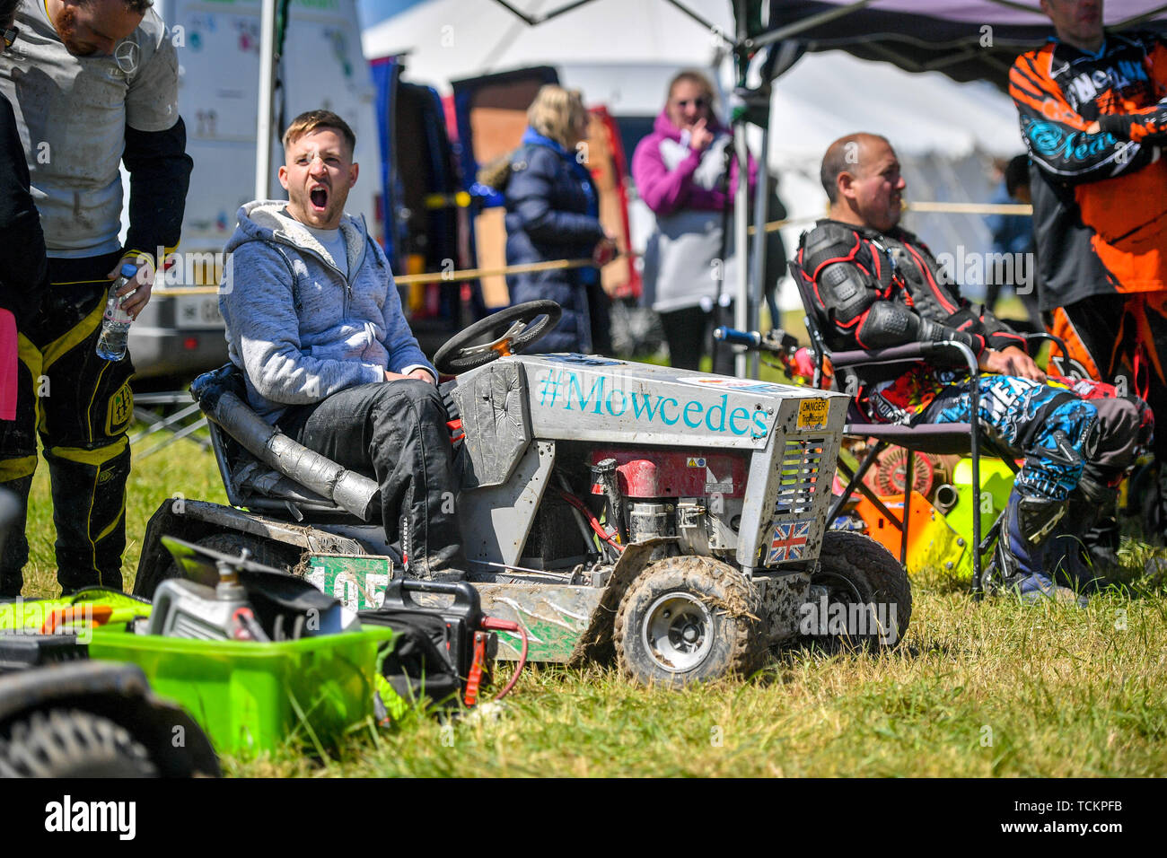 Ein Mann entspannt sich zwischen den Rennen während des Red Bull Cut IT, Rasenmäher Racing Events, bei dem die Teilnehmer auf modifizierten Aufsitzmähern Geschwindigkeiten von bis zu 50 mph erreichen, während sie sich auf vier verschiedenen Strecken im Chestnut House in Lower Weare, Axbridge, zurechtfinden. Stockfoto