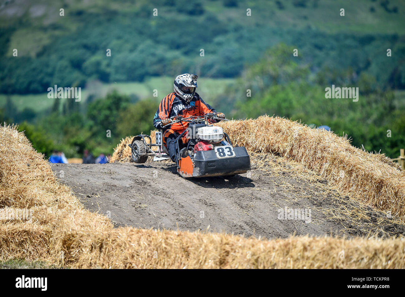 Ein Wettbewerber während der Red Bull schneiden Sie es, Rasenmäher Racing Event, wo die Teilnehmer Geschwindigkeiten von bis zu 50 mph auf geänderte Fahrt erreichen - über Rasenmäher, wie sie navigieren um vier separate Kurse an der Kastanie Haus, im unteren Weare, Axbridge. Stockfoto