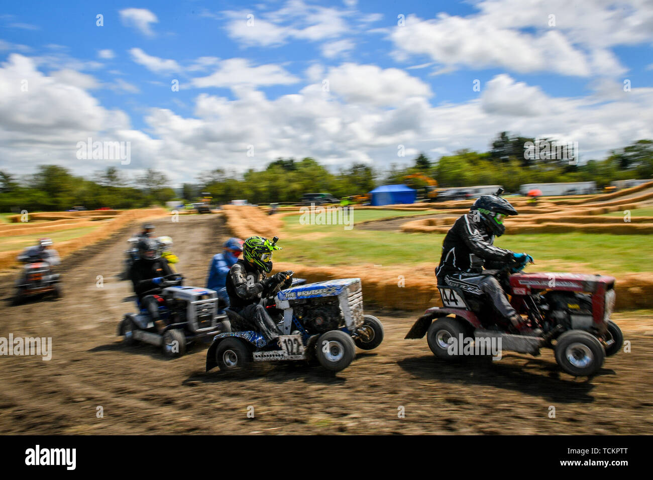 Wettbewerber kämpfen während der Red Bull schneiden Sie es, Rasenmäher Racing Event, wo die Teilnehmer Geschwindigkeiten von bis zu 50 mph auf geänderte Fahrt erreichen - über Rasenmäher, wie sie navigieren um vier separate Kurse an der Kastanie Haus, im unteren Weare, Axbridge. Stockfoto