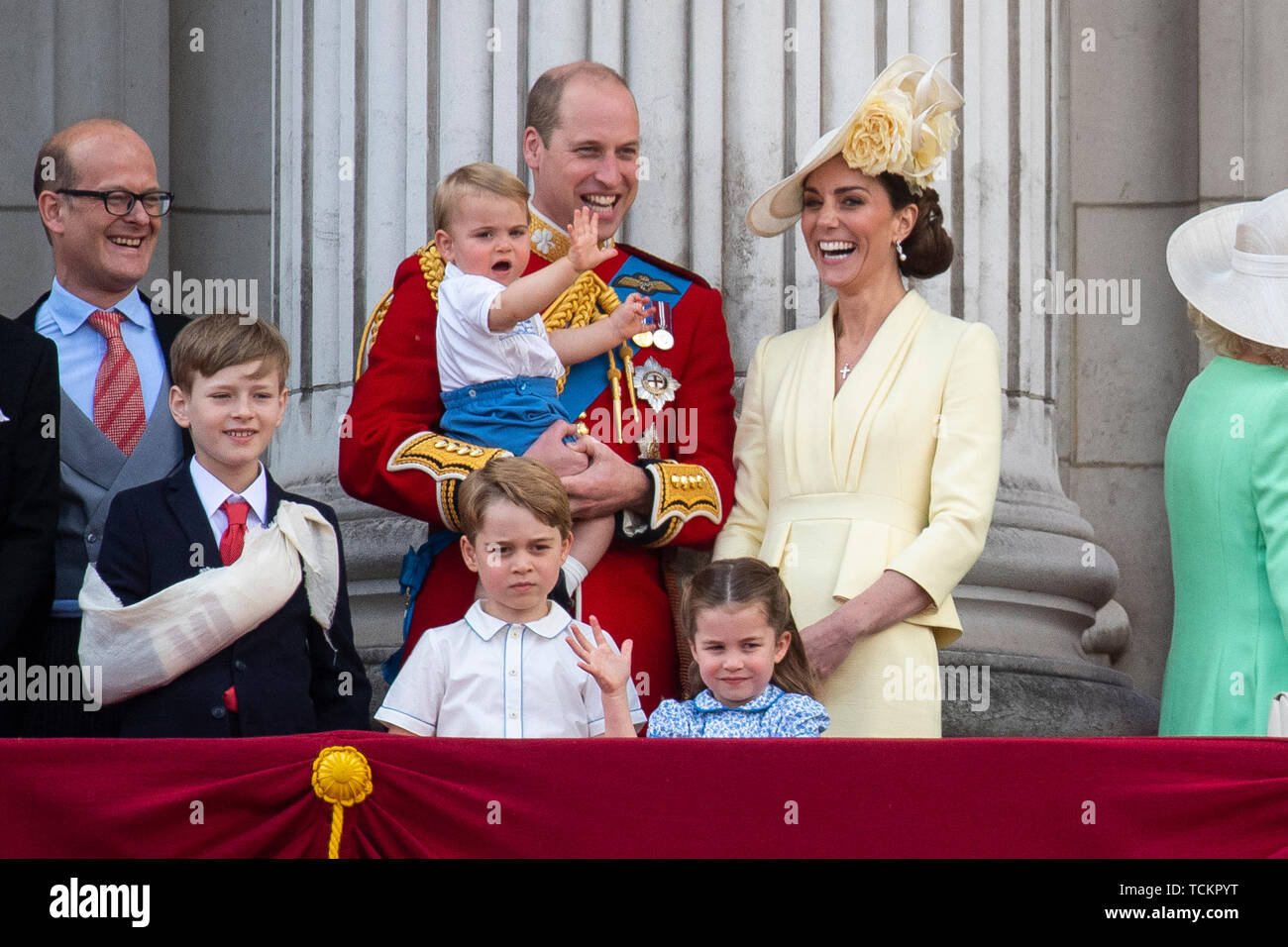 Der Herzog und die Herzogin von Cambridge mit ihren Kindern, Prinz Louis, Prince George, Prinzessin Charlotte, auf dem Balkon der Buckingham Place schauen Sie den Flypast nach der Zeremonie, die Farbe als Königin Elizabeth II. feiert ihr offizieller Geburtstag. Stockfoto