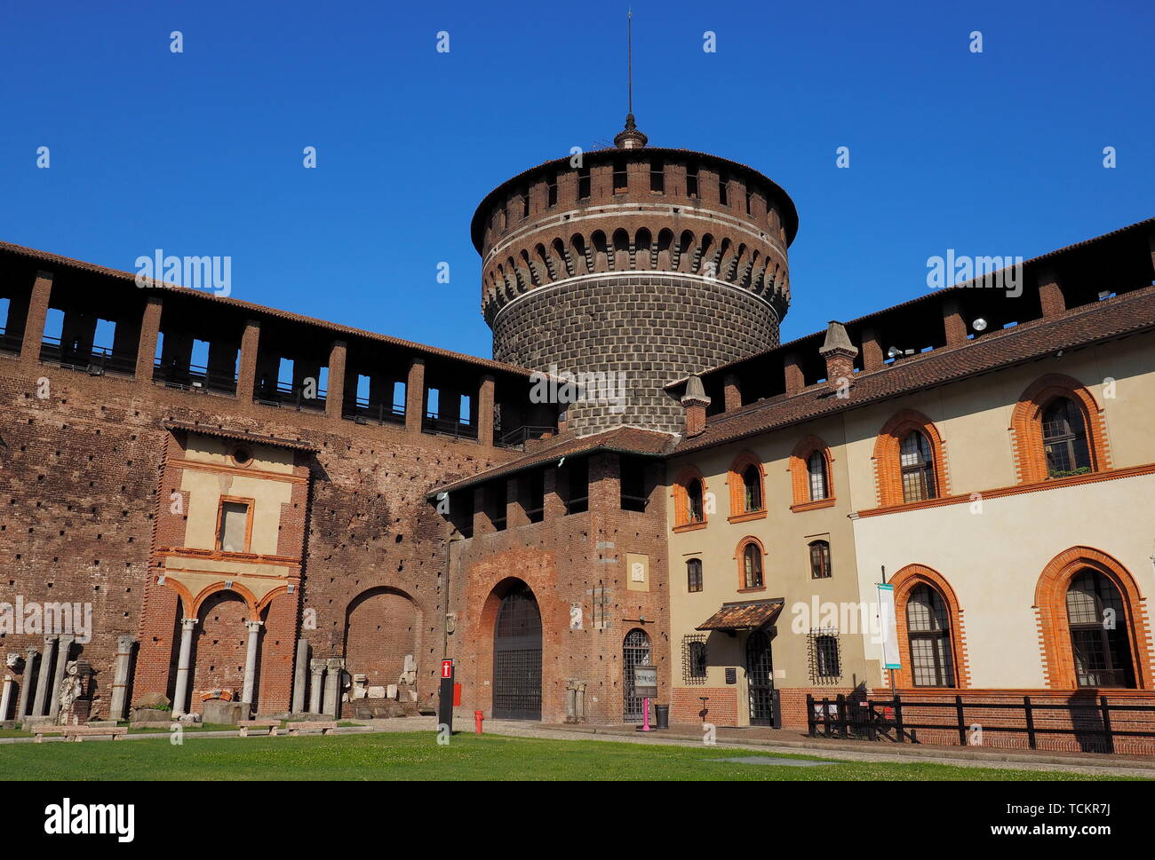 Mailand (Lombardei, Italien): interne Hof der mittelalterlichen Burg, bekannt als das Castello Sforzesco (am Ende des 15. Jahrhunderts gebaut). Stockfoto
