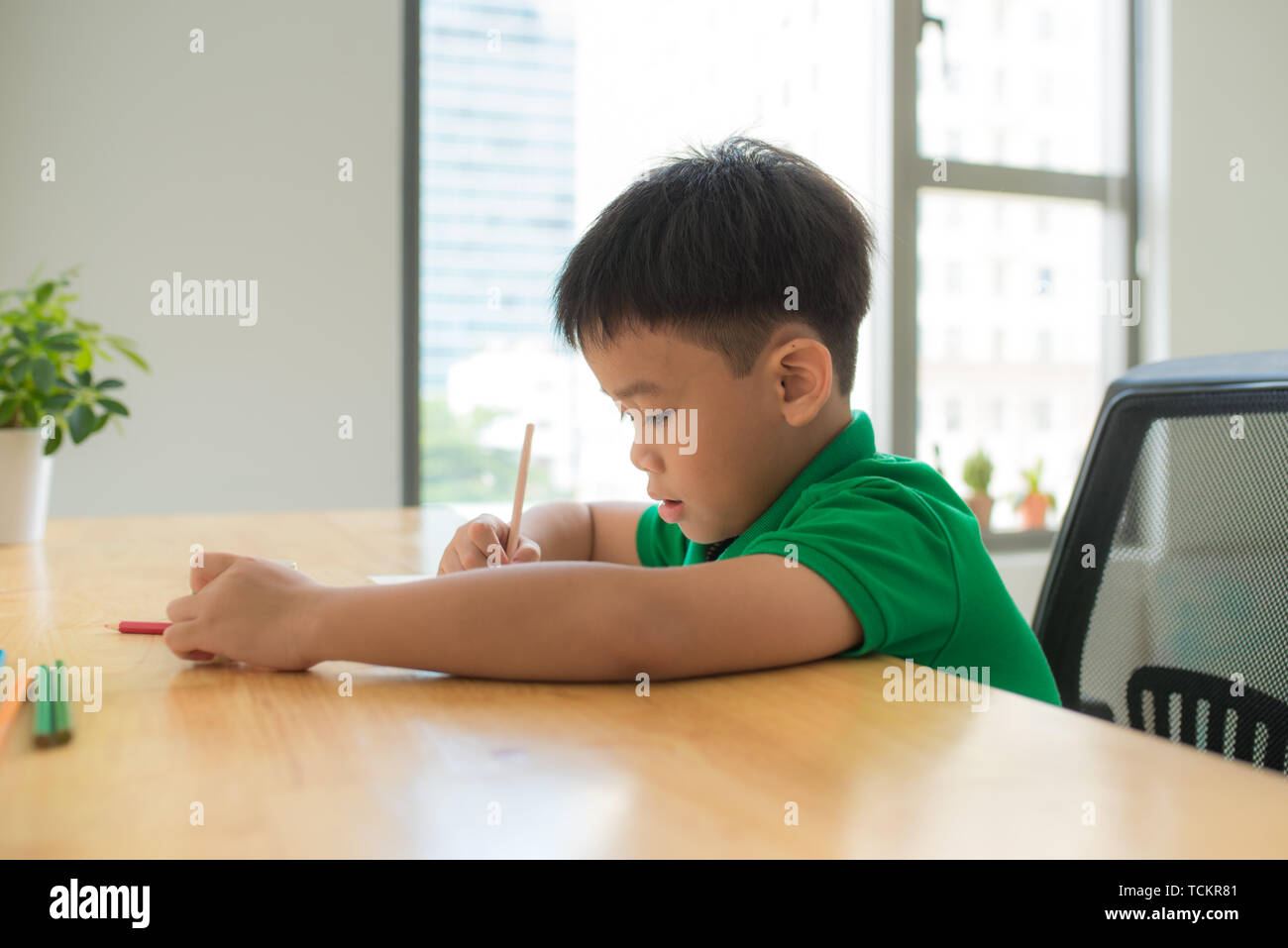 Asien wenig junge Studenten studieren und seine Hausaufgaben zu Hause, auf dem Tisch, Home Education, denken Aktion Stockfoto