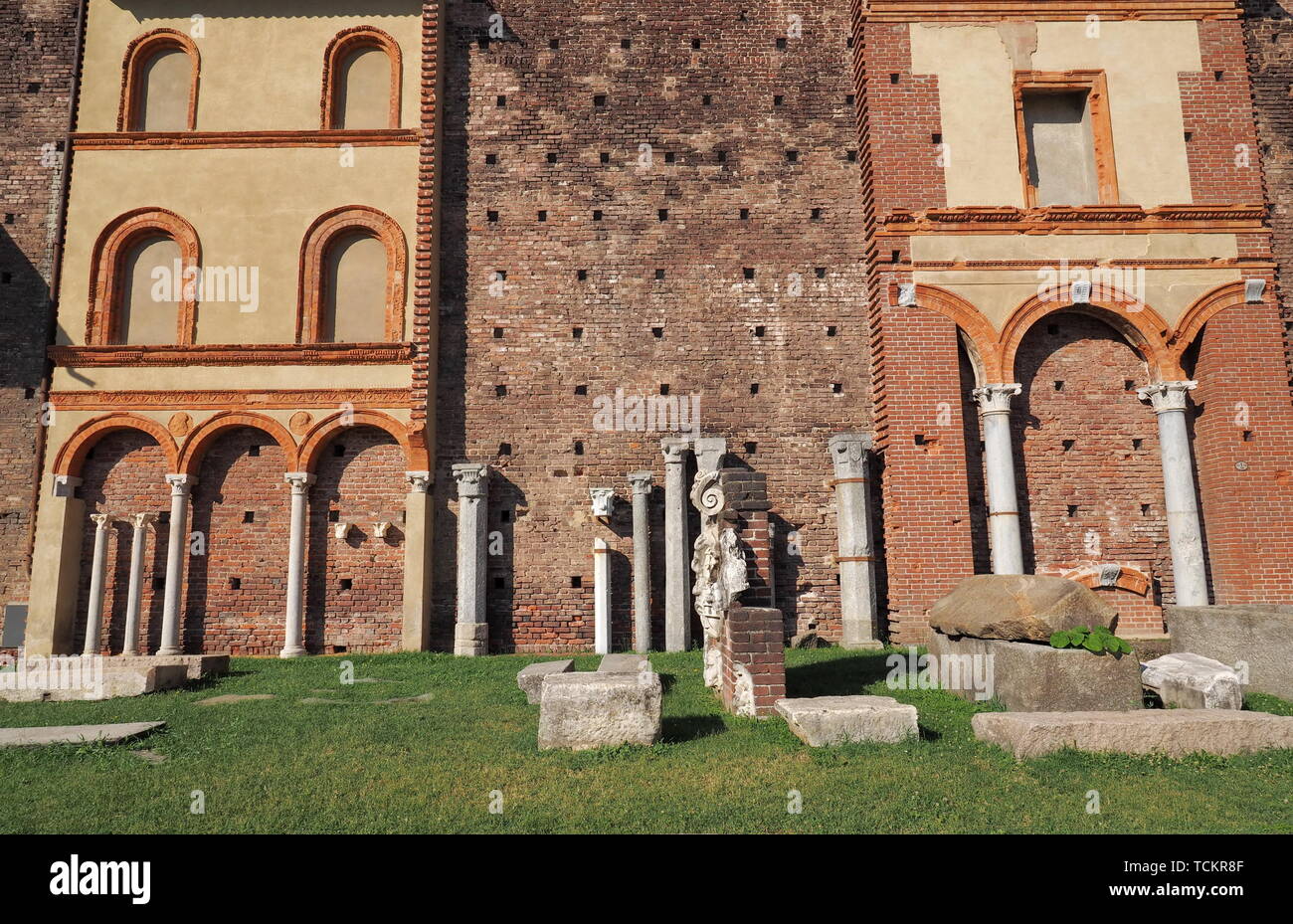 Mailand (Lombardei, Italien): interne Hof der mittelalterlichen Burg, bekannt als das Castello Sforzesco (am Ende des 15. Jahrhunderts gebaut). Stockfoto