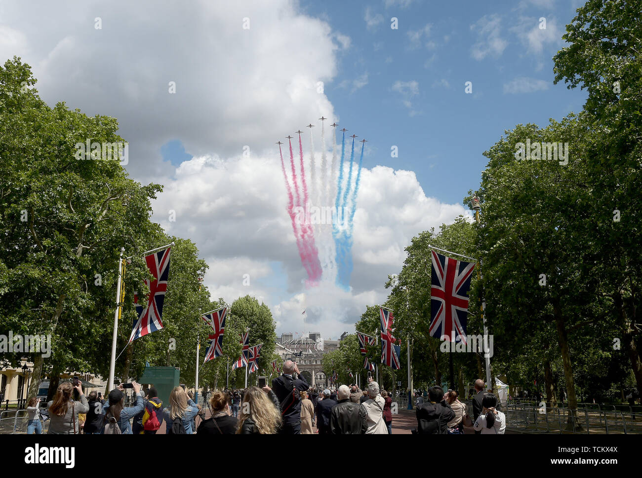 Rote Pfeile fliegen an die Farbe, Queens Geburtstag Parade London England Vergangenheit Stockfoto