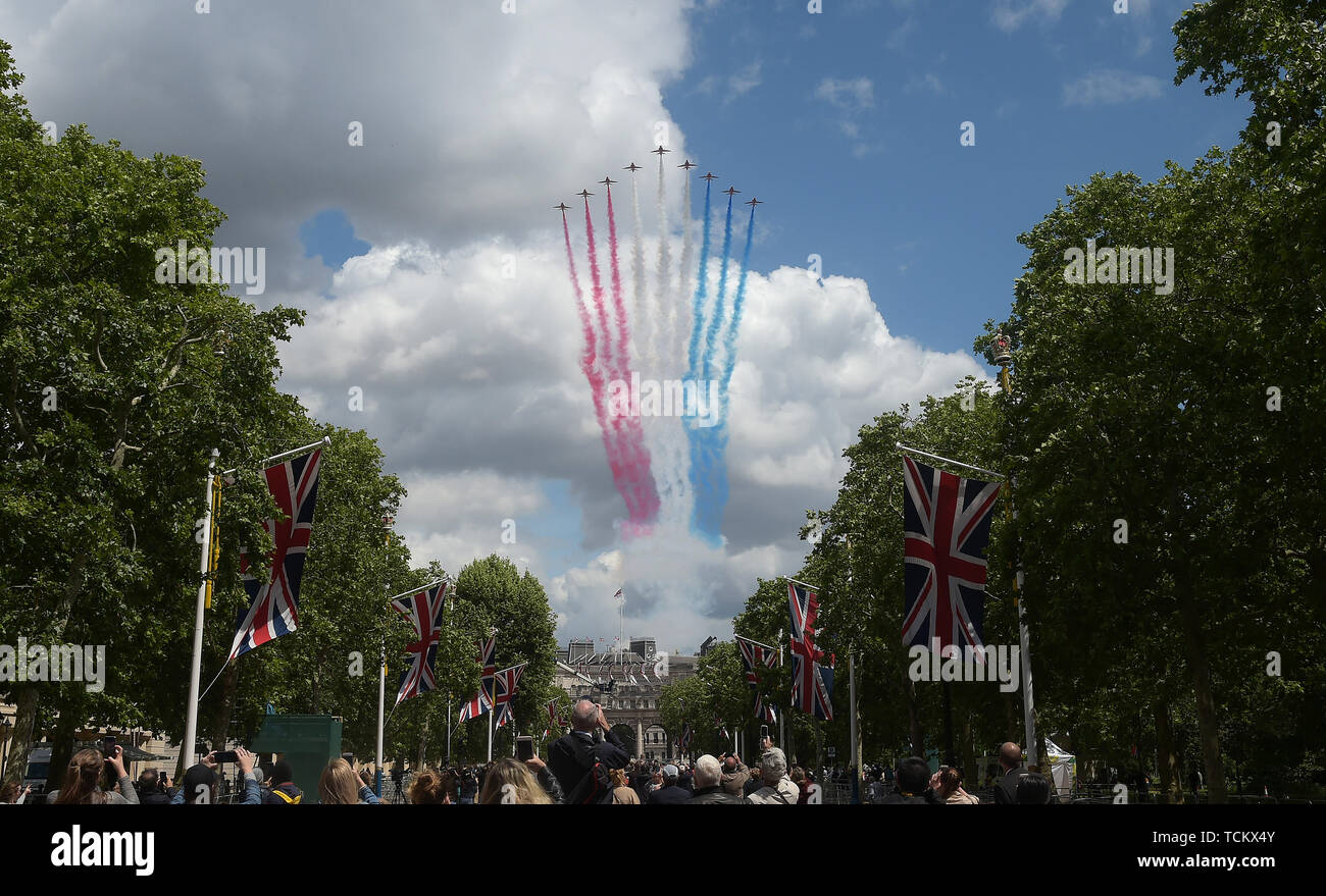 Rote Pfeile fliegen an die Farbe, Queens Geburtstag Parade London England Vergangenheit Stockfoto