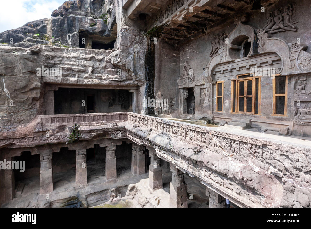 Fassade der Höhle des Zimmermanns (buddhistische Höhle 10), Ellora Höhlen, Felsen Kloster - Tempel Höhle, Aurangabad in Maharashtra, Indien. Stockfoto