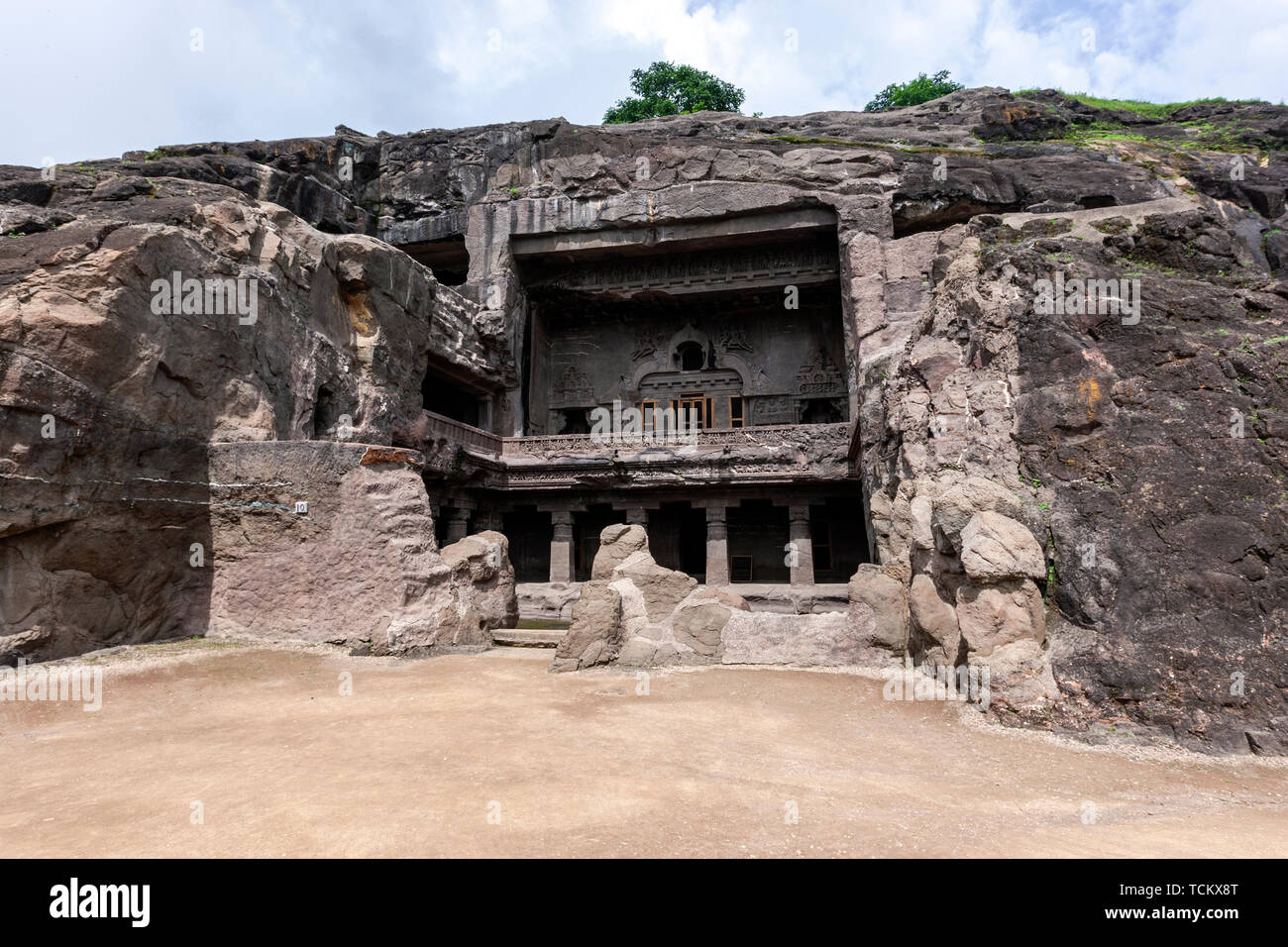Fassade der Höhle des Zimmermanns (buddhistische Höhle 10), Ellora Höhlen, Felsen Kloster - Tempel Höhle, Aurangabad in Maharashtra, Indien. Stockfoto