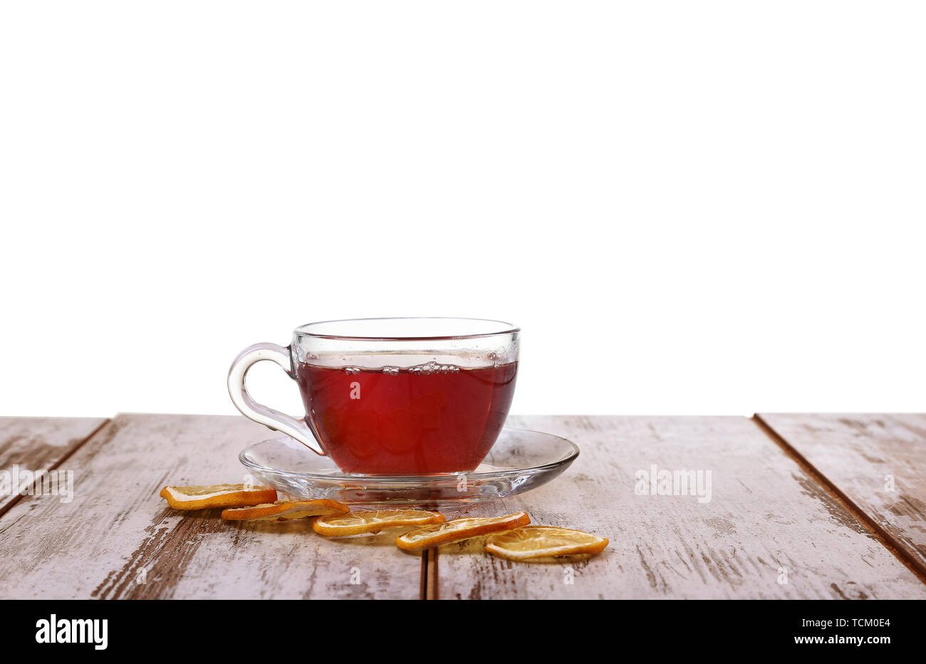 Tasse Tee mit Minze und Zitrone isoliert auf weißem Hintergrund Stockfoto