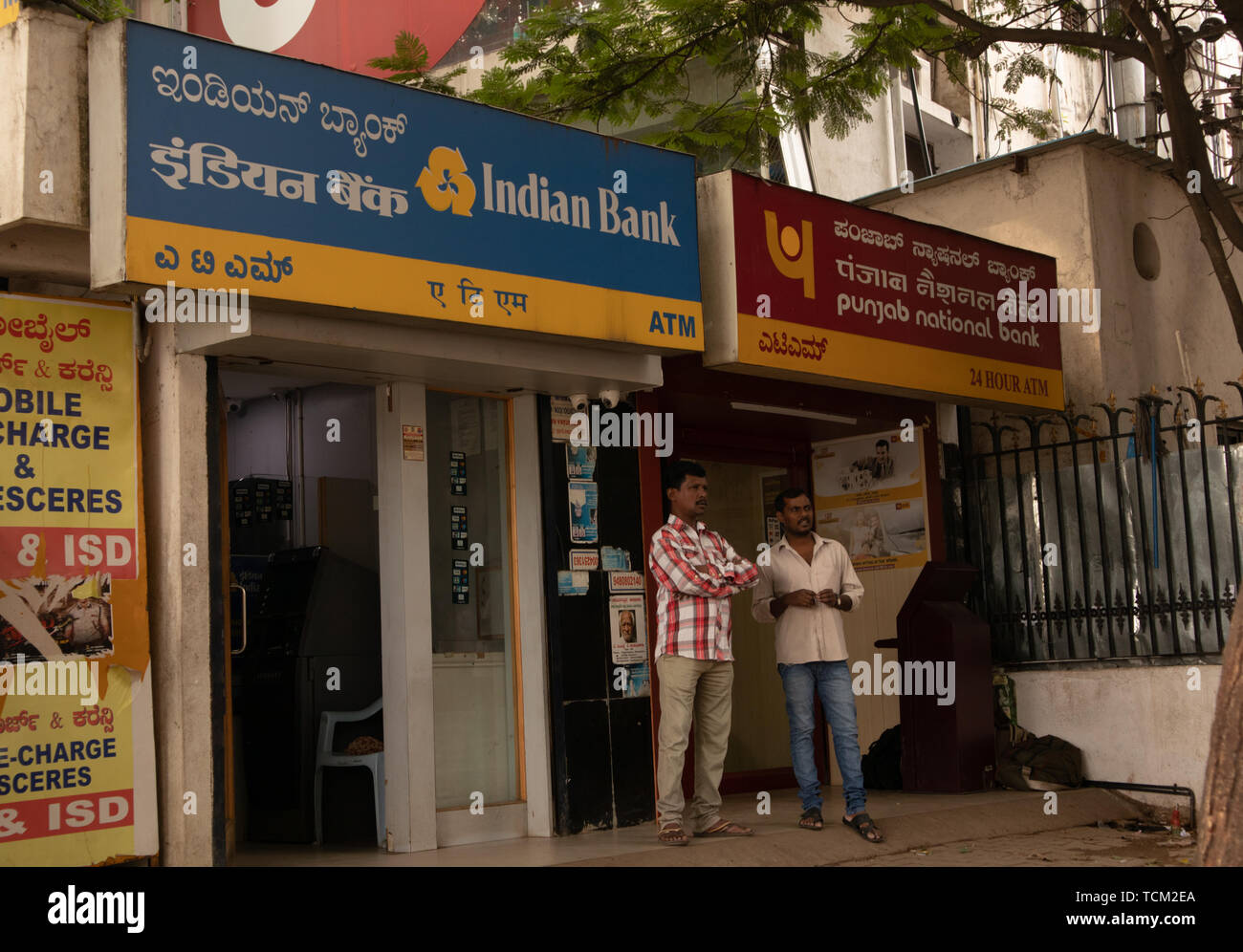 BANGALORE INDIEN Juni 3, 2019: die Menschen reden vor der indischen Bank ATM und Punjab National Bank ATM in Bangalore Bahnhof. Stockfoto
