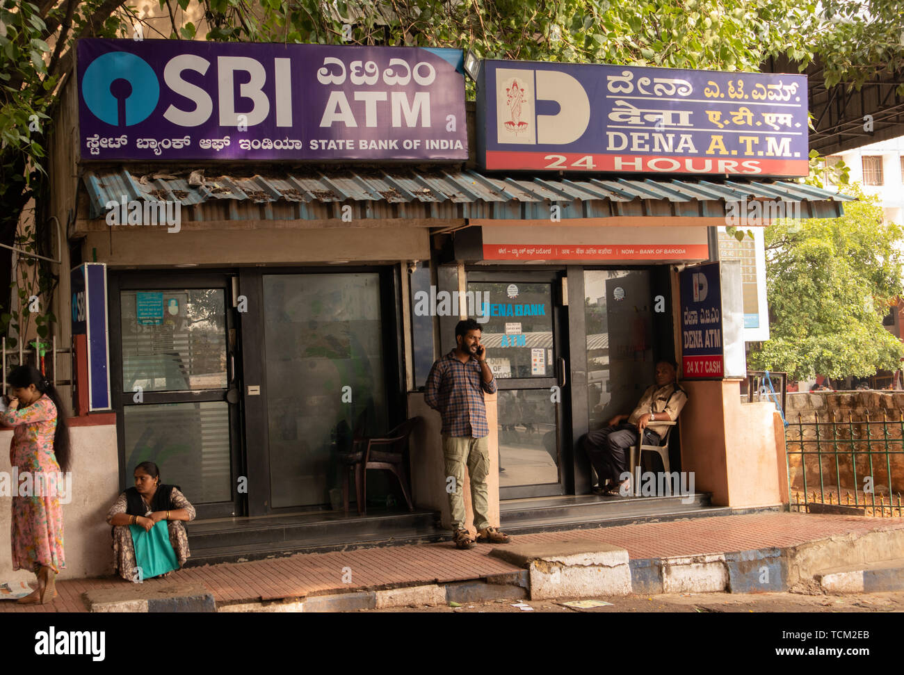 BANGALORE INDIEN Juni 3, 2019: die Menschen sitzen vor dem SBI ATM und dena Bank ATM in Bangalore Bahnhof. Stockfoto