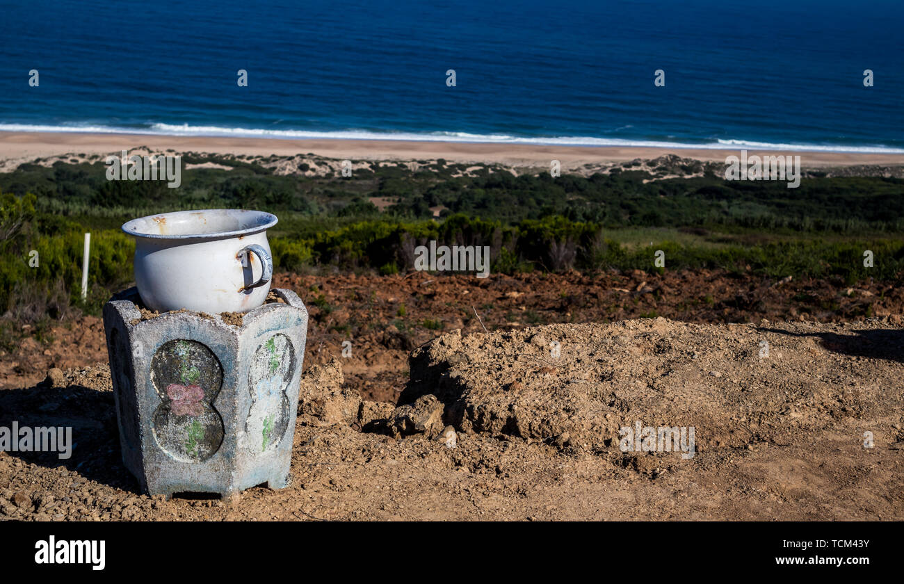 Mit Blick auf den Ozean und Töpfchen mit Blick auf einen tollen Meerblick Portugal Stockfoto