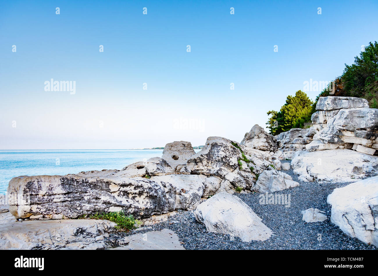 Die weissen Felsen am Meer. Rest durch das Meer. Meer, Wellen. Stockfoto