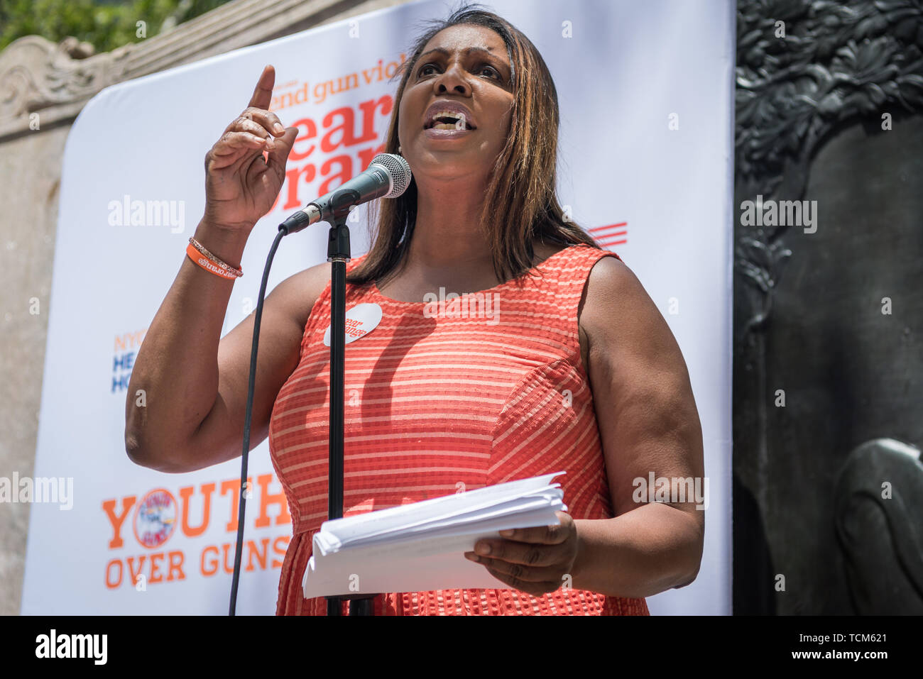 NY State Attorney General Letitia James - Am 8. Juni 2019, Mammen Nachfrage Aktion in Zusammenarbeit mit den Ärzten für Amerika, G. M.A.C.C., Gewehren, das Leben, Harlem Mütter S.A.V.E., Mammen Nachfrage Aktion für Pistole Sinn in Amerika, Nachbarn in Aktion, New Yorker gegen Waffengewalt und Jugend über Waffen in Cadman Plaza in Brooklyn, New York sammelte, fordert strengere Waffengesetze. Die Rallye findet am Wochenende der nationalen Waffengewalt Bewusstsein kommt eine Woche nach der anderen Masse schießen in Virginia Beach, die Linke 12 Menschen tot. (Foto von Gabriele Holtermann-Gorden/Pacific Press) Stockfoto