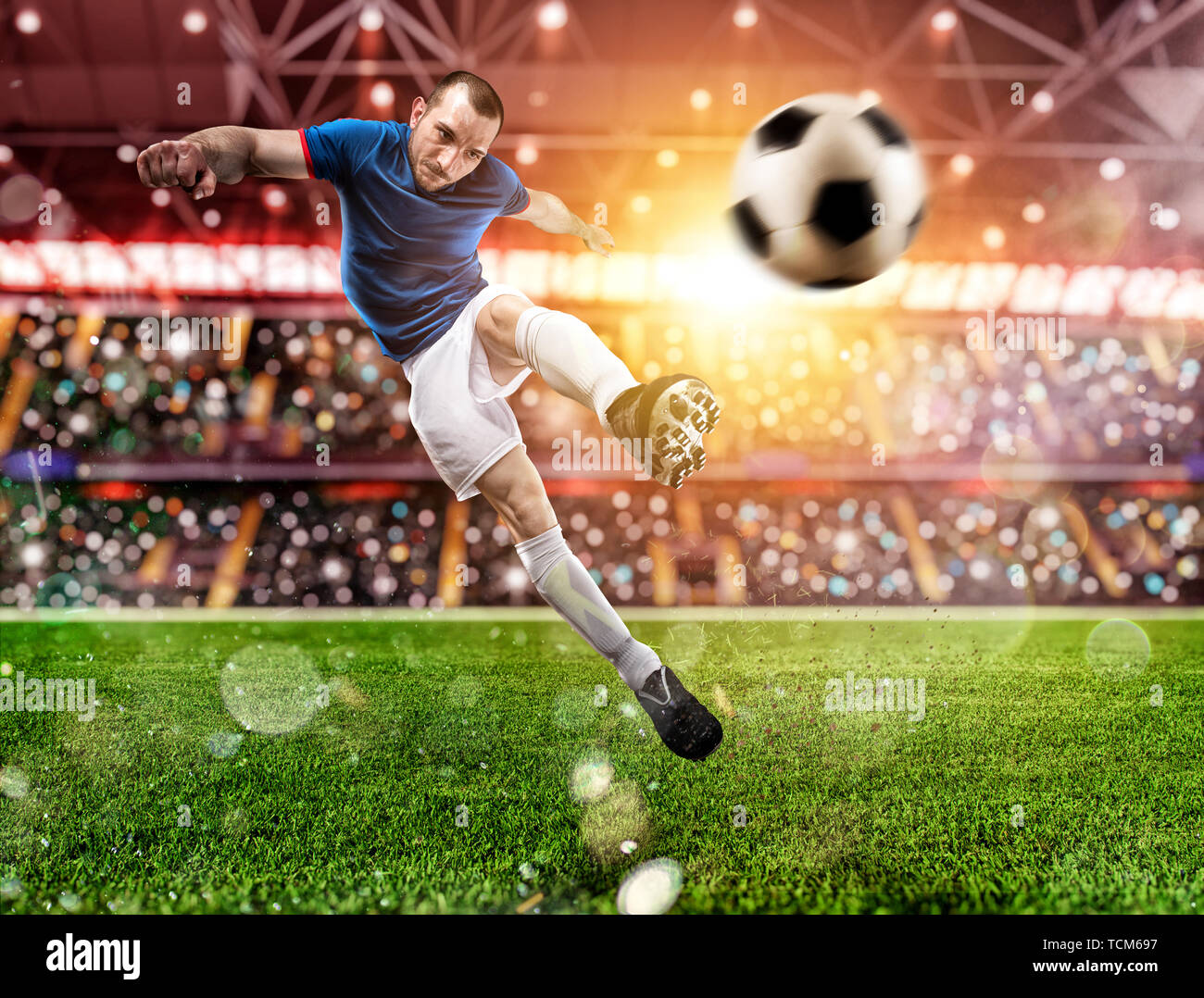 Fußball-Szene bei Nacht mit Player kicken den Ball mit Strom. Stockfoto
