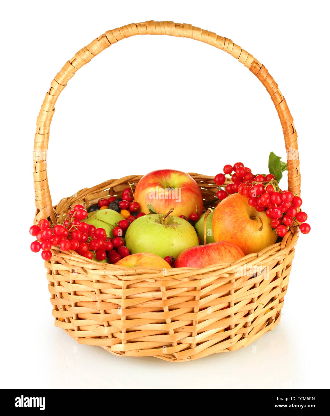 Ernte von Beeren und Obst im Korb isoliert auf weißem Stockfoto