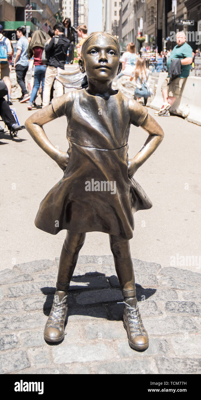 Offenes girl Statue in der Nähe der Wall Street in New York City Stockfoto