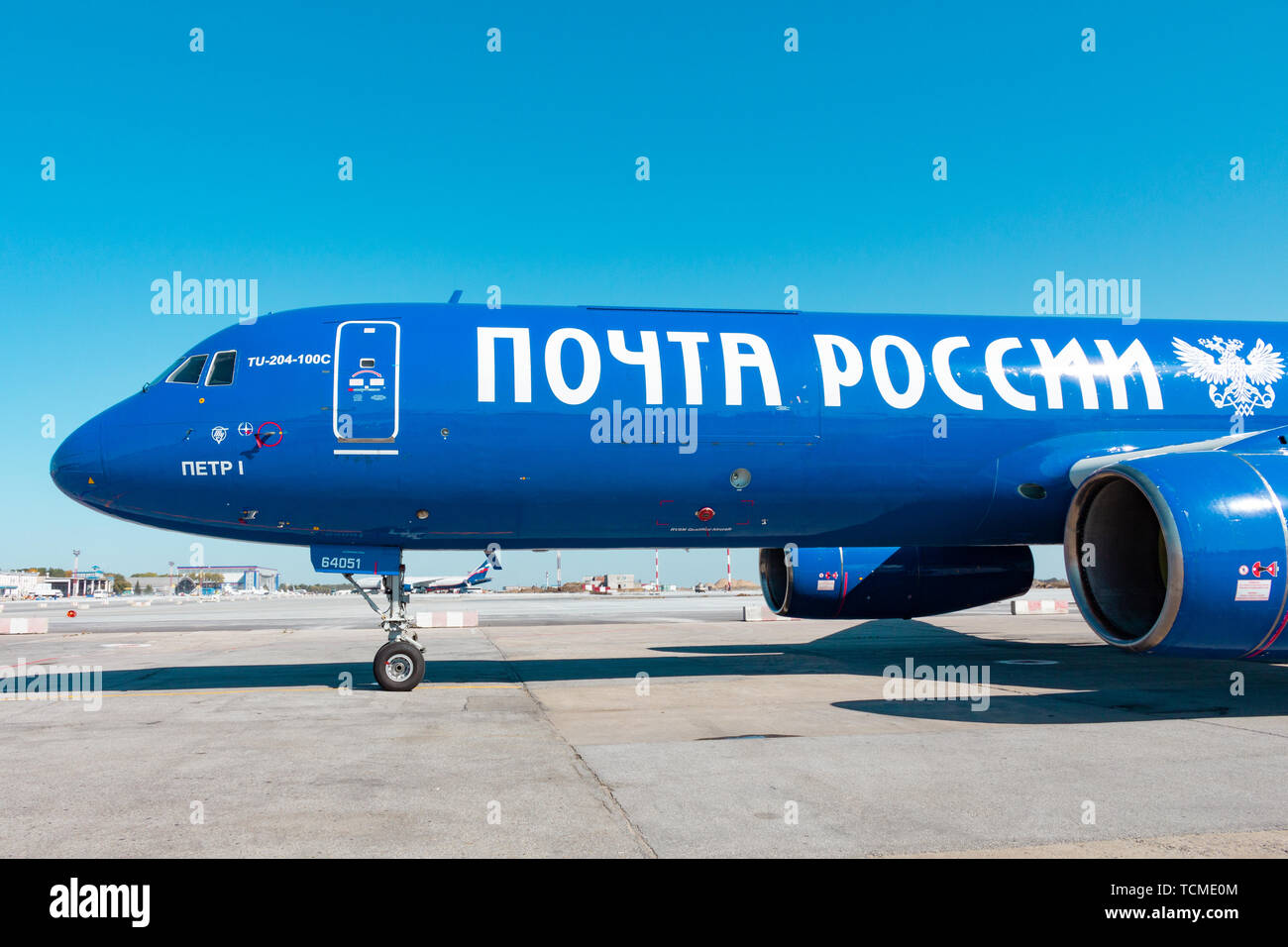 Das Flugzeug ist im Flughafen von Chabarowsk.. Flughafen Khabarovsk-Novy UHHH, Russland. Tupolew Tu-204. Die Ebene ist, Russische Post. Stockfoto