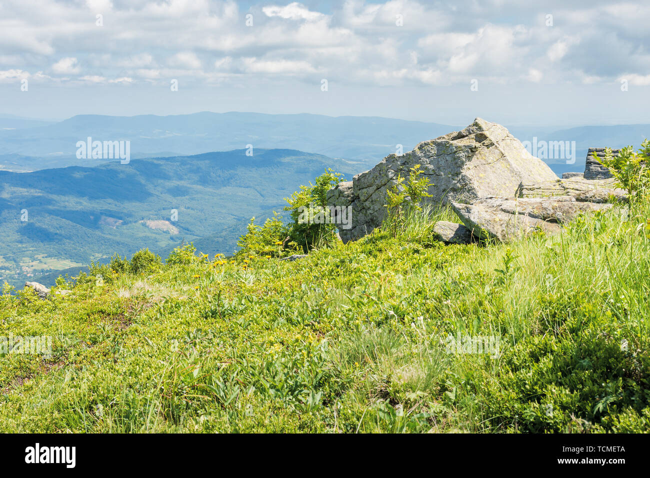 Rock am Rande eines Hügels. sonnige Landschaft in den Bergen. grünes Gras Wiese und blauen Sommerhimmel. idyllische Landschaft der Karpaten Stockfoto