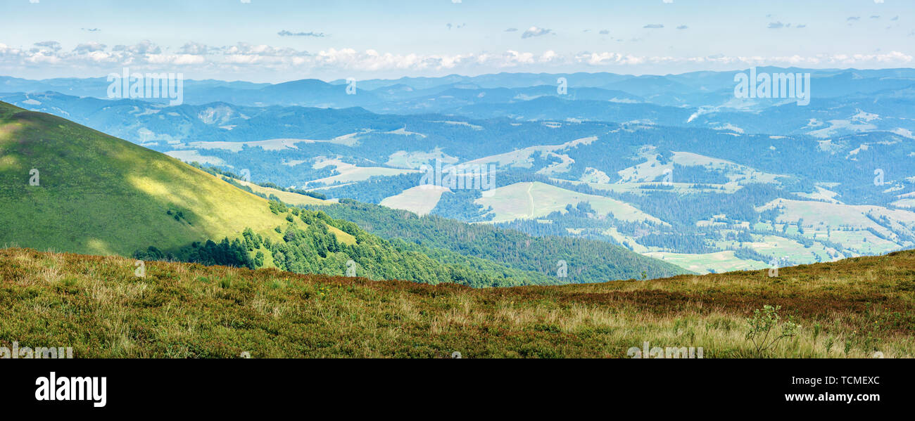 Panorama einer Berglandschaft. schönen Blick in das Tal von oben auf einem Hügel. sonniges Wetter mit Wolken am Himmel im Sommer Stockfoto