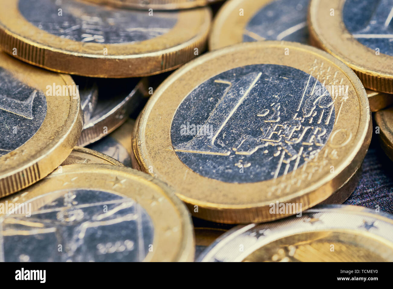 Nahaufnahme der Ein Euro Münze zwischen anderen Euro-Münzen Stockfoto