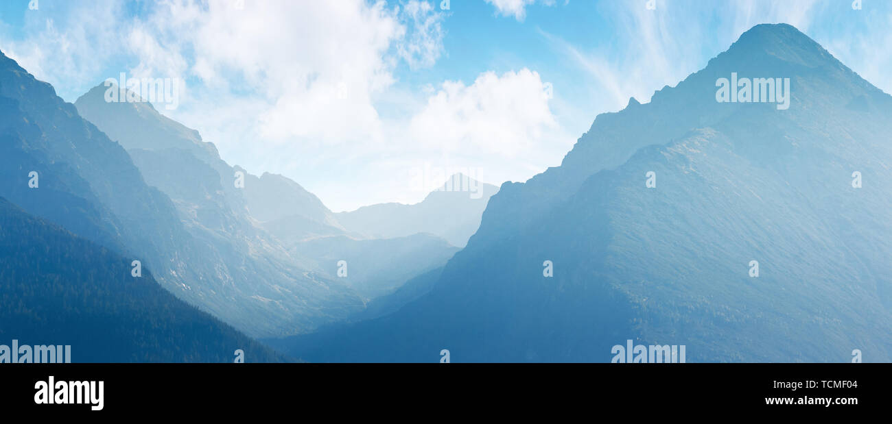 Panorama der Bergrücken. helle Landschaft am Nachmittag trübe Licht. Himmel mit Fluffy Clouds. Tal zwischen den Rippen. wunderschöne Landschaft Hintergrund Stockfoto