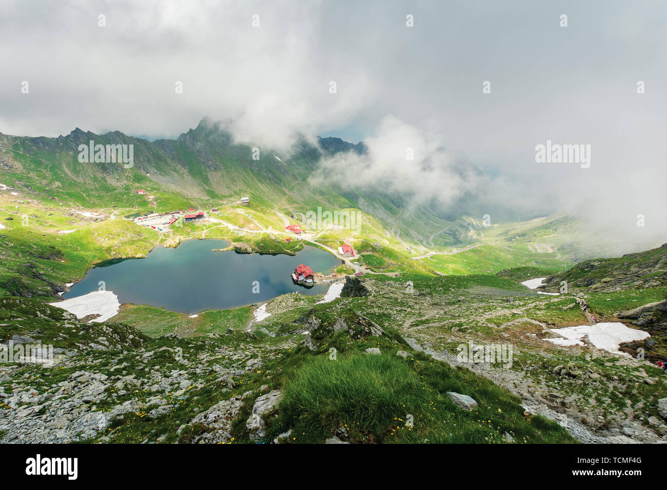 See Balea in dramatischen Wetter. schönes Ziel in Fagaras Berge Rumäniens. Blick durch die Wolken von oben auf einem Bergrücken. steile Hänge mit r Stockfoto