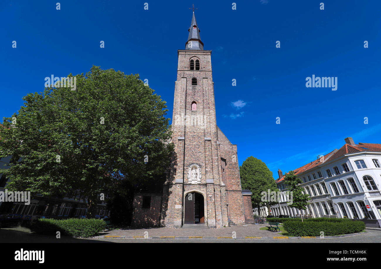 Die Katholische St Anna Kirche In Brugge Belgien Diese Einfache Saalkirche Der Zu Beginn Des 17 Jahrhunderts Gebaut Uberrascht Mit Seiner Reichen B Stockfotografie Alamy