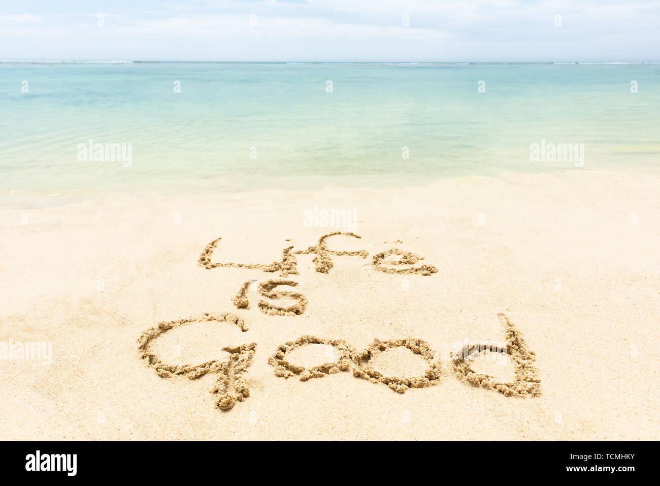 Close-up des Lebens ist gutes Wort auf dem Sand am idyllischen Strand geschrieben Stockfoto