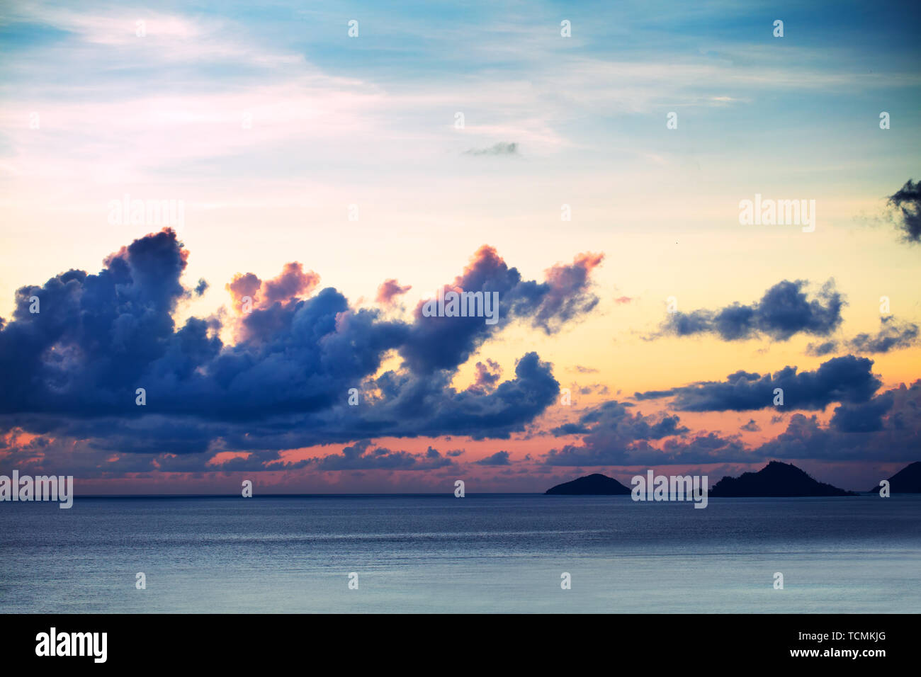 Malerischer Blick auf schöne dramatische Himmel über dem Meer am Abend Stockfoto