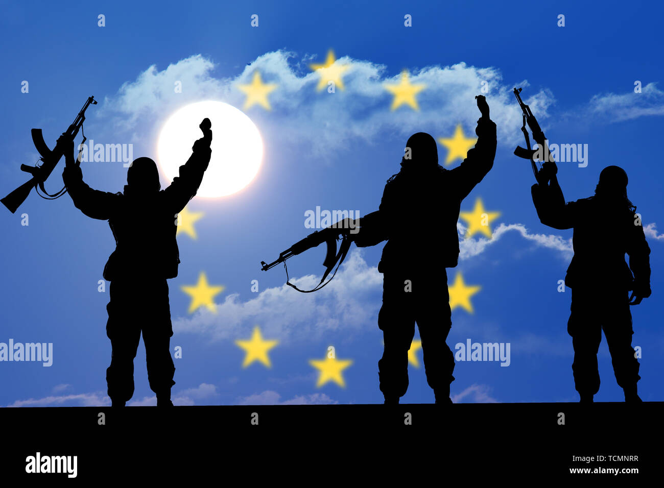 Silhouette von Soldaten mit Waffen bei Sonnenuntergang. Holding gun. Konzept eines Terroristen. Silhouette Terroristen, Nationalflagge auf Hintergrund - Europäische Union Stockfoto