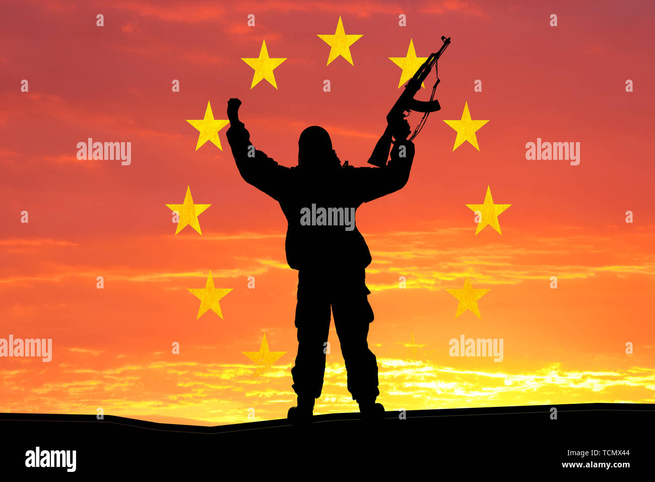 Silhouette der militärischen Soldat, erschossen, Holding gun, bunte Himmel, Konzept eines Terroristen. Silhouette Terroristen mit Gewehr, Nationalflagge auf Hintergrund Stockfoto