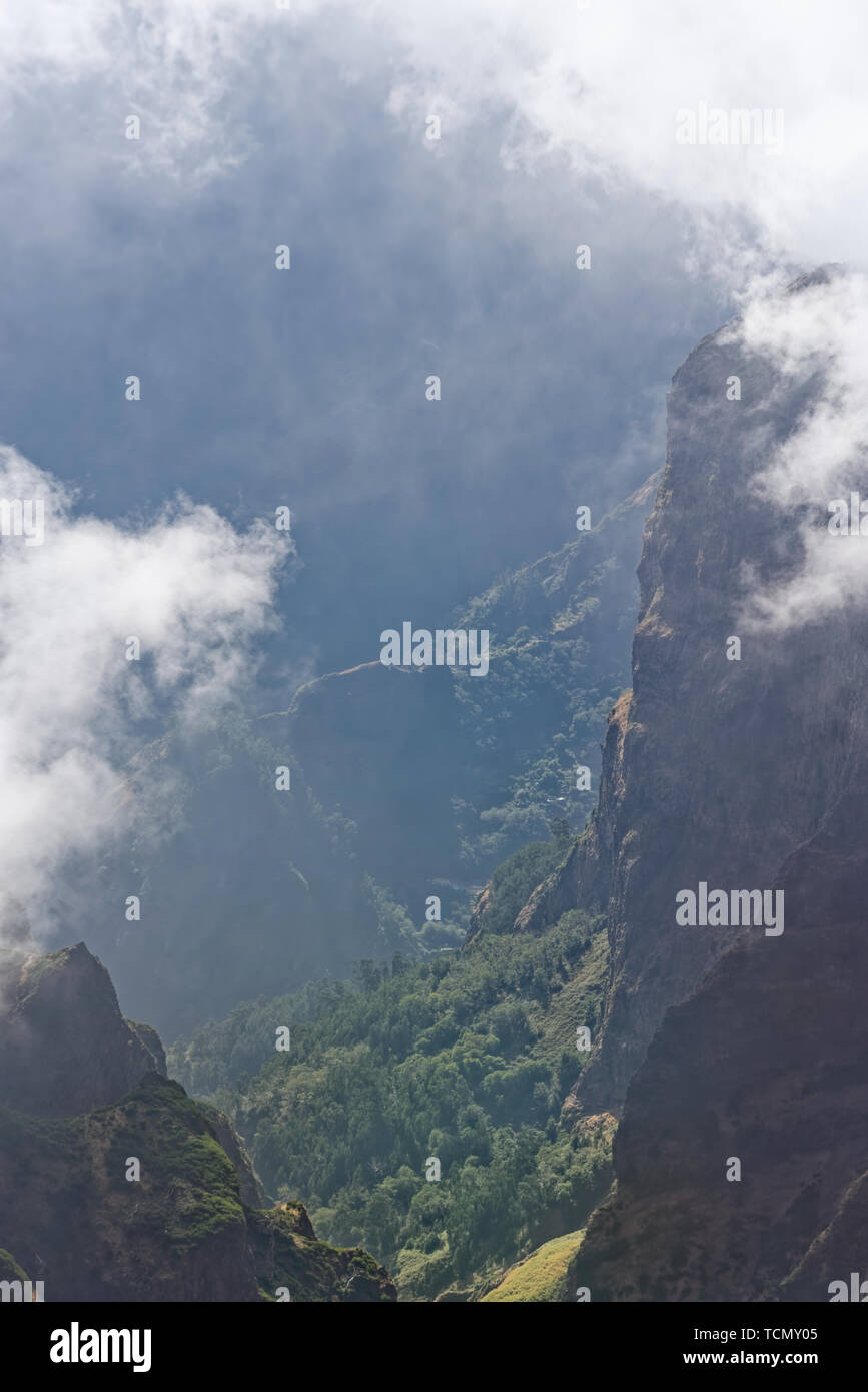 Blick hinunter vom Berg bei einem Tal in weiter Ferne. Pico Do Arieiro auf der portugiesischen Insel Madeira Stockfoto