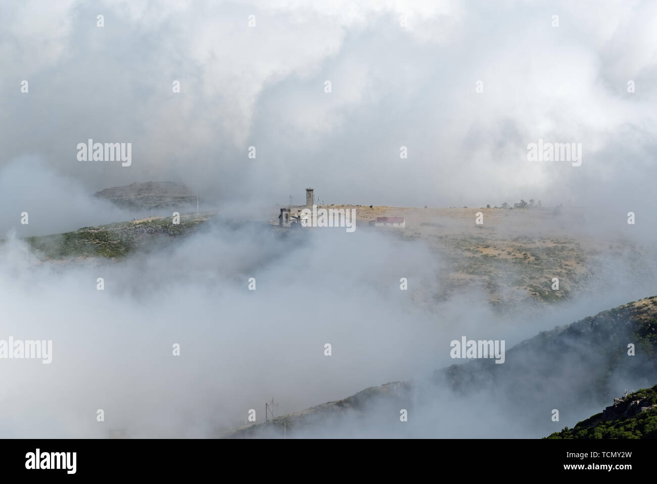Verlassenes Haus auf dem Berg in Wolken gehüllt. Landschaft von Pico Do Arieiro auf der portugiesischen Insel Madeira Stockfoto
