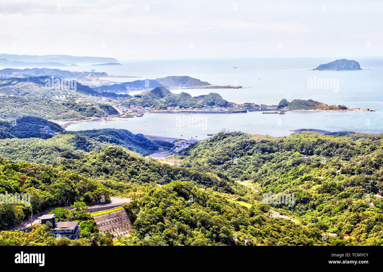 Keelung Berg in der Nähe von Taipei mit Blick auf die keelung Insel im Südchinesischen Meer mit Hang Dorf Jiufen im Vordergrund. Bei 588 Meter Stockfoto