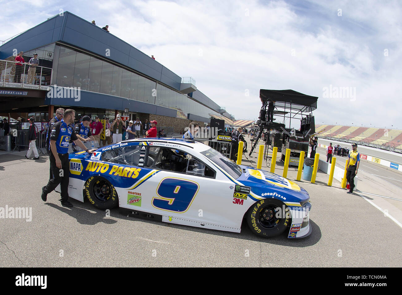 Brooklyn, Michigan, USA. 8. Juni 2019. Monster Energy NASCAR Fahrer CHASE ELLIOTT'S (9) Team sein Auto auf Grubestraße Push an der Michigan International Speedway. Credit: Scott Mapes/ZUMA Draht/Alamy leben Nachrichten Stockfoto