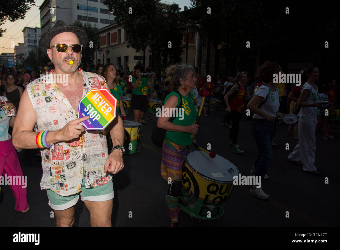 Athen, Griechenland. 8. Juni 2019. Menschen März tanzen, winken Regenbogen Fahnen und Plakate während der Athen Stolz 2019 Parade. Tausende trat der Athen Stolz jährliche Veranstaltung, die in diesem Jahr zu Zak Kostopoulos, der lgbtq Aktivist, bei Tageslicht zurück im September 2018 zu Tode geprügelt wurde. Credit: Nikolas Georgiou/Alamy leben Nachrichten Stockfoto