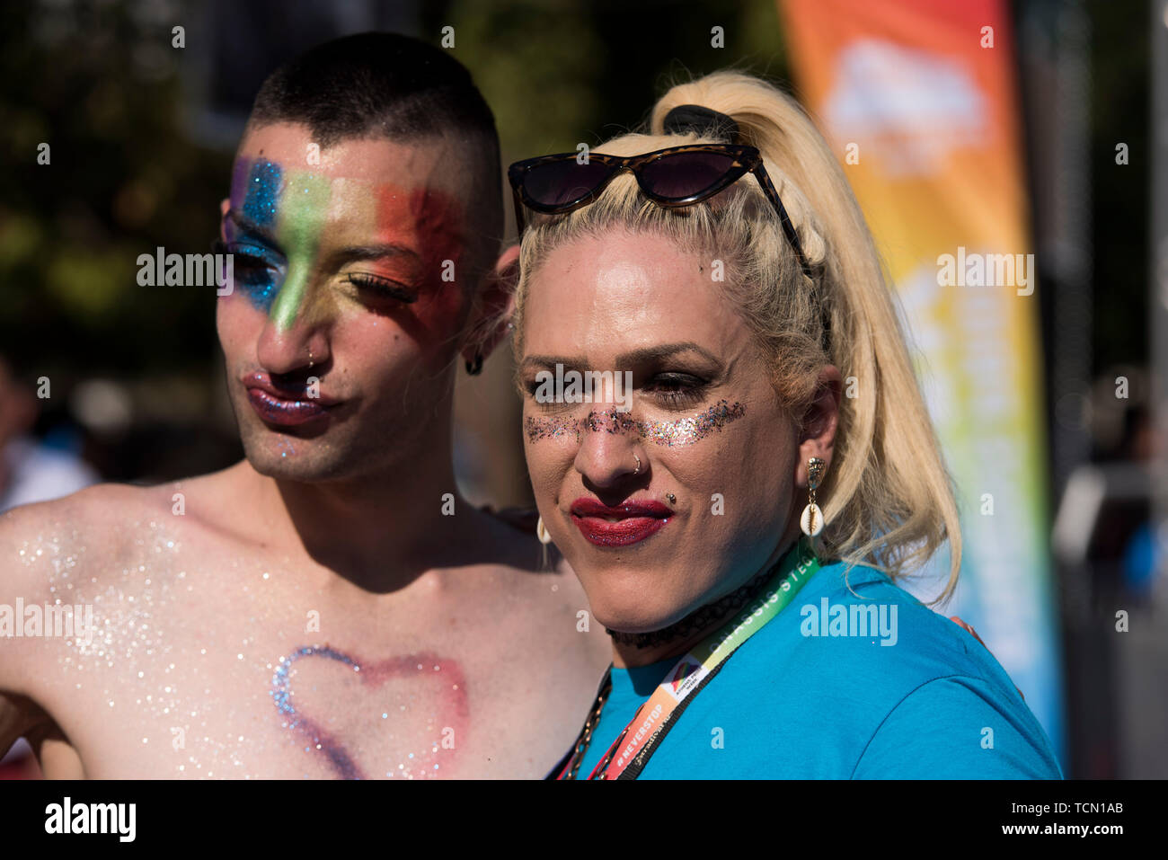 Athen, Griechenland. 8. Juni 2019. Menschen März tanzen, winken Regenbogen Fahnen und Plakate während der Athen Stolz 2019 Parade. Tausende trat der Athen Stolz jährliche Veranstaltung, die in diesem Jahr zu Zak Kostopoulos, der lgbtq Aktivist, bei Tageslicht zurück im September 2018 zu Tode geprügelt wurde. Credit: Nikolas Georgiou/Alamy leben Nachrichten Stockfoto