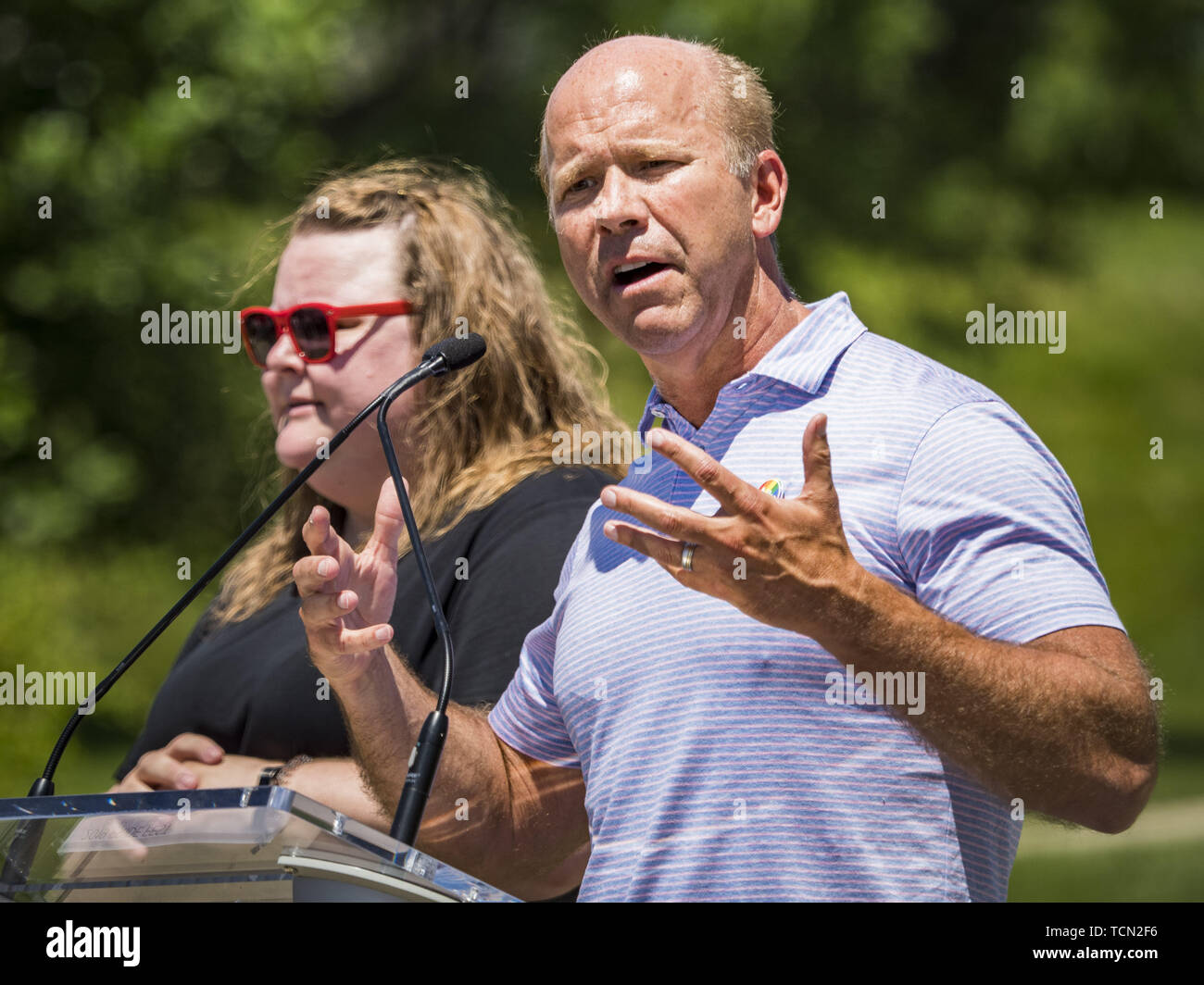 Des Moines, Iowa, USA. 8. Juni 2019. JOHN DELANEY, ehemaliger Maryland Kongressabgeordnete und demokratischen Kandidaten für das Präsidentenamt, spricht auf Hauptstadt Stolz fest. Viele der Demokratischen Präsidentschaftskandidaten in der Hauptstadt Stolz Fest in Des Moines Samstag geworben. Iowa hosts traditionell die erste Auswahl bei den Präsidentschaftswahlen. Die Iowa Caucuses wird am Februar 3, 2020. Credit: Jack Kurtz/ZUMA Draht/Alamy leben Nachrichten Stockfoto